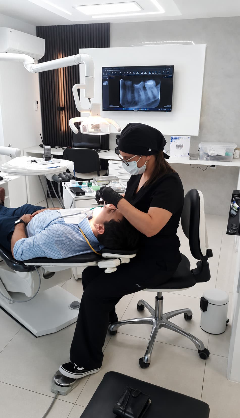 A Clínica Nappa Severino clinician treating a patient