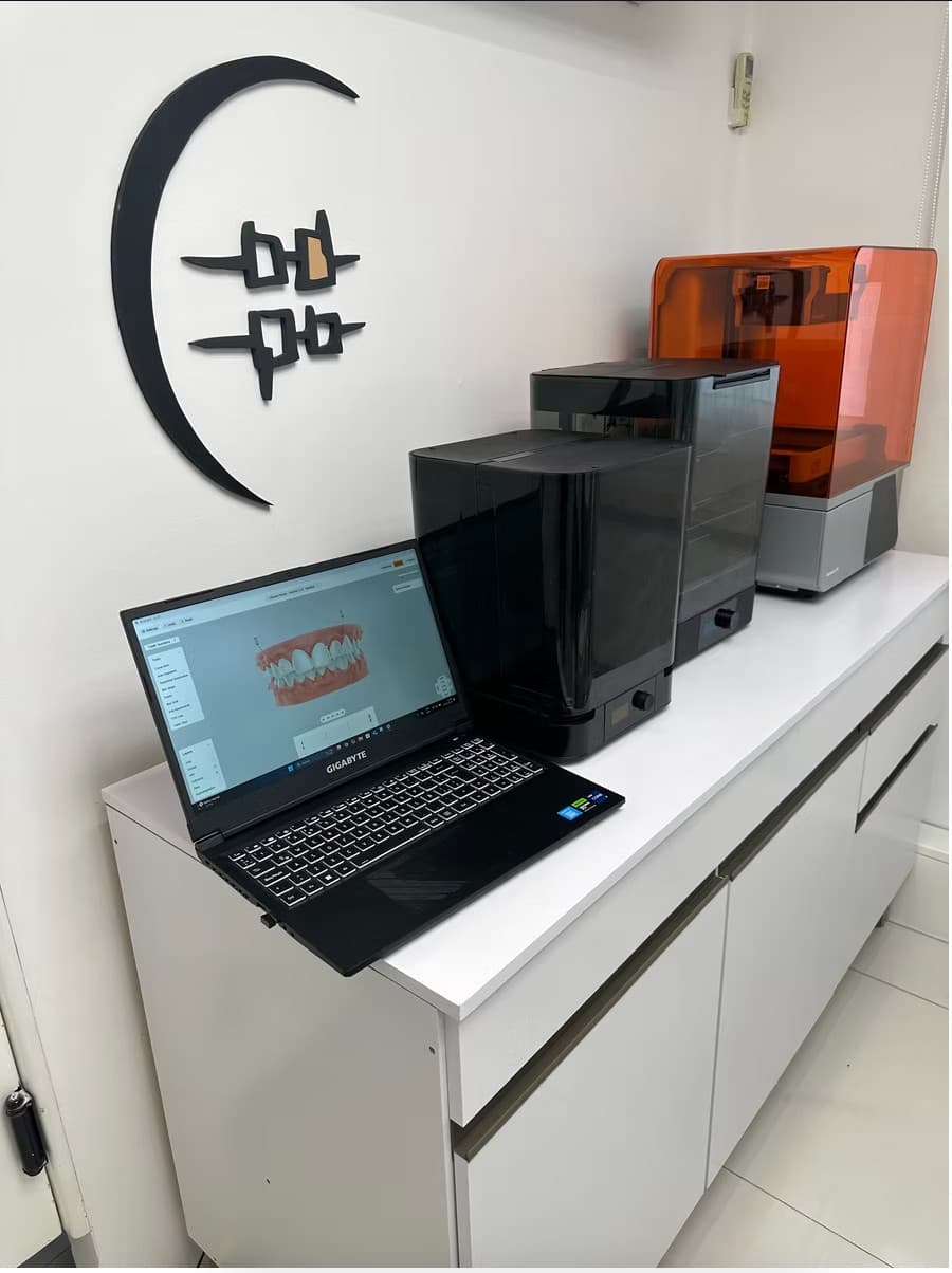 In-house digital lab with 3D printers used to produce clear aligners