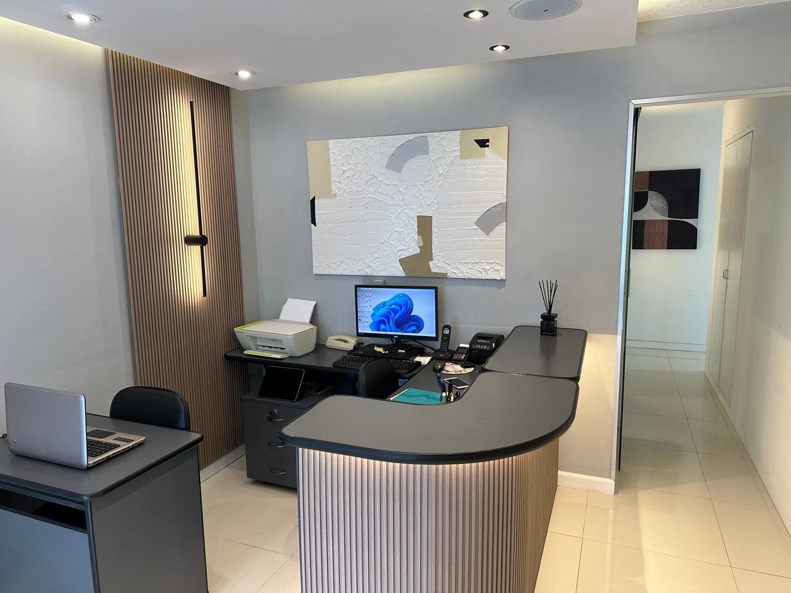 Recepción y sala de espera de la clínica en Pocitos / Punta Carretas