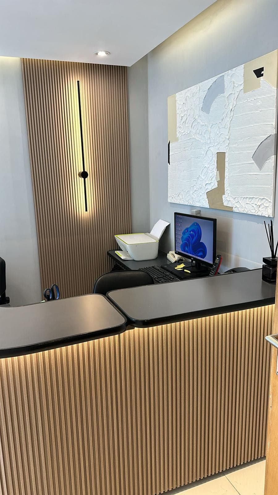 Wood-panelled reception at Clínica Nappa Severino