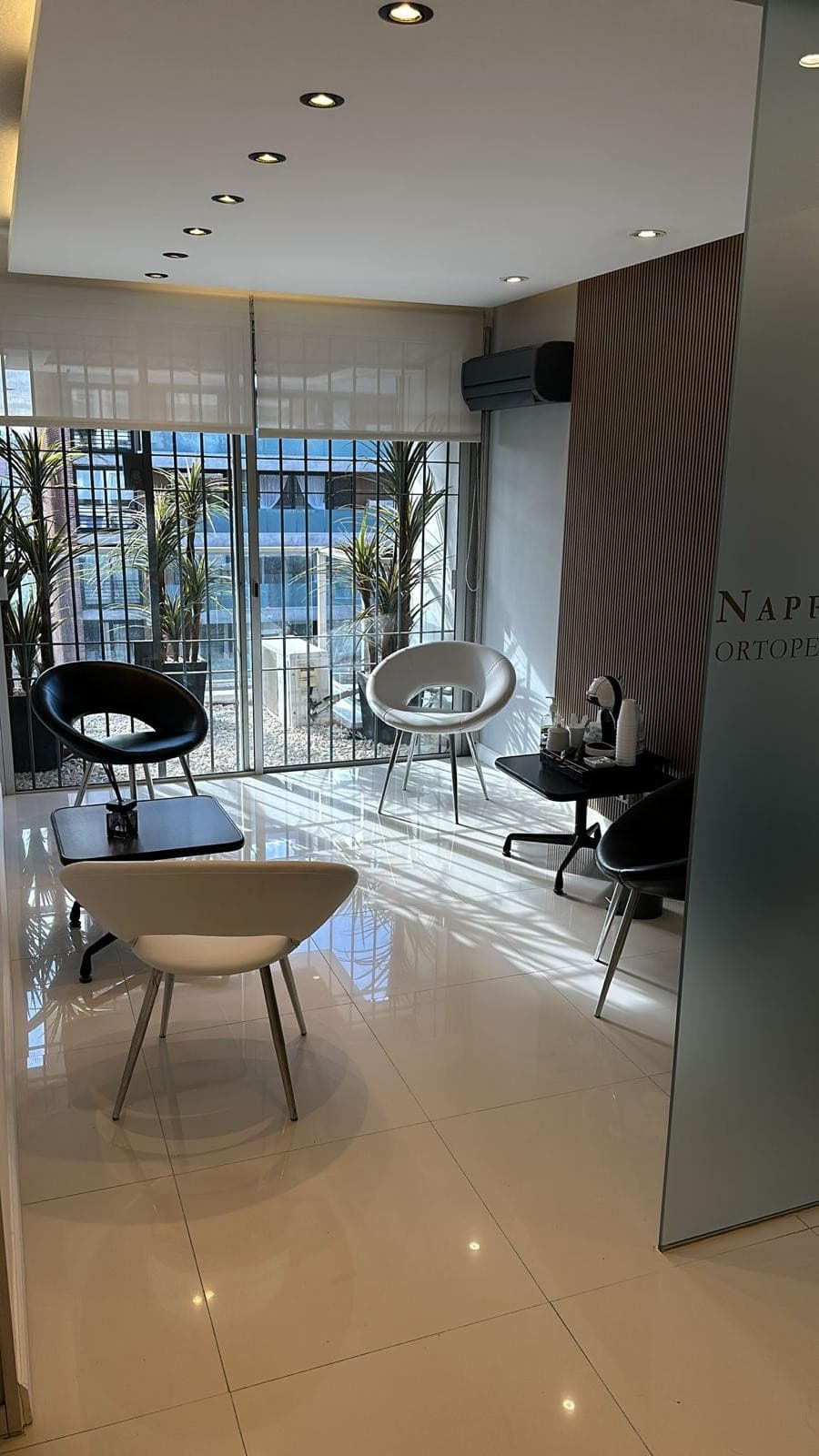 Bright waiting room overlooking Avenida Sarmiento