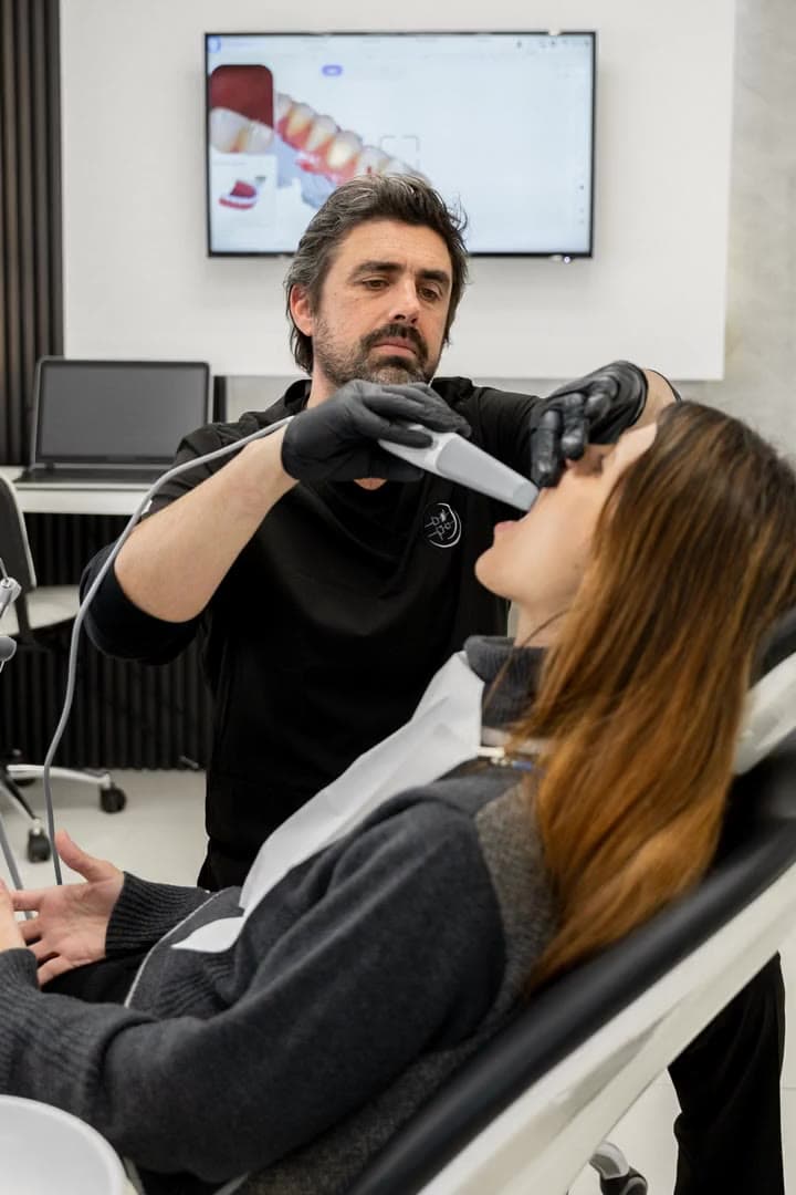 Dr. Federico Nappa Severino taking a 3D intraoral scan at the clinic